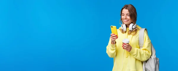 Menina Usando Telefone Celular Para Entrar Contato Com Amigo Após — Fotografia de Stock