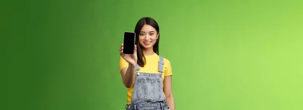 Confiant Assertif Belle Femme Asiatique Introduire Application Smartphone Étendre Bras — Photo
