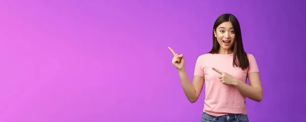 Enthusiastisch Überrascht Süße Asiatische Junge Mädchen Zeigt Promo Lebhaft Grinsen — Stockfoto
