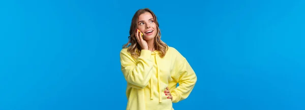 Amigável Despreocupado Mulher Loira Boa Aparência Falando Telefone Segurando Telefone — Fotografia de Stock