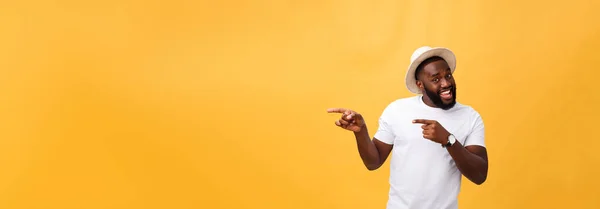 Zabawny Młodych Klientów Afryki Uśmiechający Się Szczęśliwie Wskazując Jego Palce — Zdjęcie stockowe
