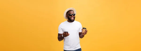 Симпатичный Афроамериканец Мобильным Телефоном Уберите Чашку Кофе Изолированный Желтом Золотом — стоковое фото