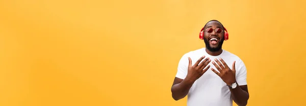 Guapo Joven Afroamericano Escuchando Sonriendo Con Música Dispositivo Móvil Aislado — Foto de Stock