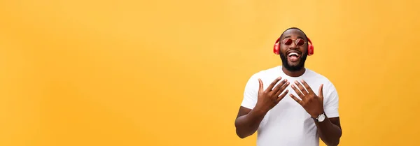 Guapo Joven Afroamericano Escuchando Sonriendo Con Música Dispositivo Móvil Aislado —  Fotos de Stock