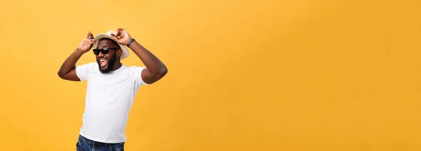 Retrato Cerca Joven Riendo Con Las Manos Sosteniendo Sombrero Aislado — Foto de Stock