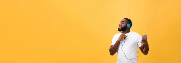 Hombre Afroamericano Con Auriculares Escuchar Bailar Con Música Aislado Sobre — Foto de Stock