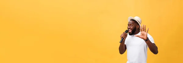 Genç Genç Siyah Afro Amerikan Çocuk Şarkıcı Bir Konserde Gerçekleştirme — Stok fotoğraf