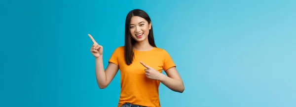 Alegre Animado Lindo Asiático Mujer Sonriendo Optimista Señalando Esquina Superior — Foto de Stock