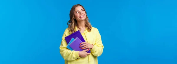 Πίσω Στο Σχολείο Χαριτωμένη Ξανθιά Χαμογελαστή Ευρωπαία Μαθήτρια Κουβαλάει Σημειωματάρια — Φωτογραφία Αρχείου