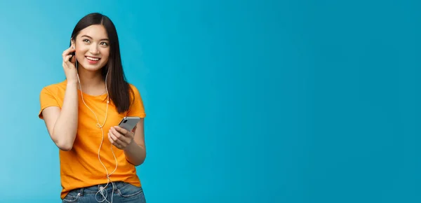 Glädjande Snygg Asiatisk Kvinna Titta Upp Glad Håll Smartphone Plug — Stockfoto