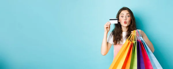 Glamour Lány Bemutató Műanyag Hitelkártya Bevásárló Táskák Pucker Ajkak Csók — Stock Fotó