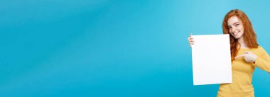 Boş işaret gösteren gülümseyen portre genç güzel çekici Kızıl kızıl saçlı kız kadar yakın. Mavi Pastel renkli. Kopya alanı