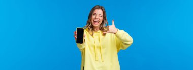 Kız dedi ki, seksi bir erkek numarası bul, akıllı telefon tut, cep telefonu ekranını göster, göz kırp ve telefon hareketi yap, ara onu, mavi arka planda dur..