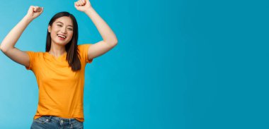 Neşeli, iyimser, sevimli Asyalı kız, el kaldırıyor, yumruk tokuşturuyor, zaferi kutluyor, en iyi takımı destekliyor, gülümsüyor, herkese destek oluyor, gol atıyor, başarıya ulaşıyor, zafer kazanıyor..