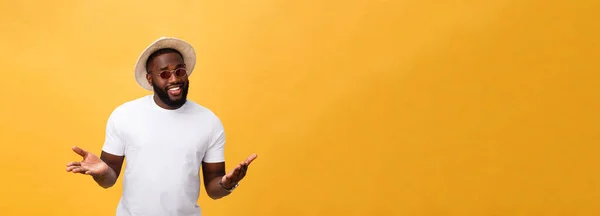 Portret Van Knappe Jonge Afrikaanse Jongen Lachend Wit Shirt Gele — Stockfoto