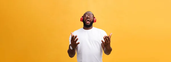 Joven Hombre Afroamericano Con Auriculares Disfrutar Música Sobre Oro Amarillo — Foto de Stock