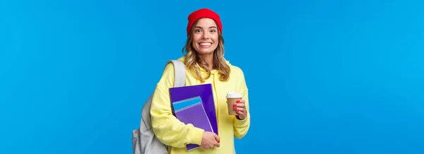 Fröhlich Aufgeregtes Nettes Mädchen Das Sein Hochschuljahr Beginnt Mit Notizbüchern — Stockfoto