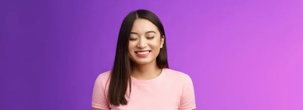 Radosny Przetargu Piękne Azjatyckie Dziewczyna Brunetka Zamknij Oczy Szczęśliwie Uśmiechnięty — Zdjęcie stockowe