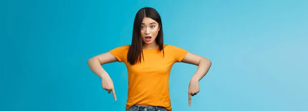 Beeindruckte Asiatische Mädchen Fallen Kiefer Schockiert Blick Kamera Überrascht Zeigt — Stockfoto