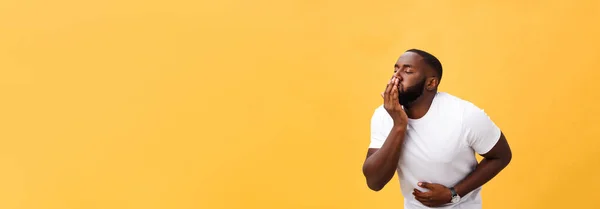 お腹の上の手で白い シャツを着て若いアフリカ系アメリカ人吐き気 気分が悪く痛みを伴う病気 痛みの概念 — ストック写真