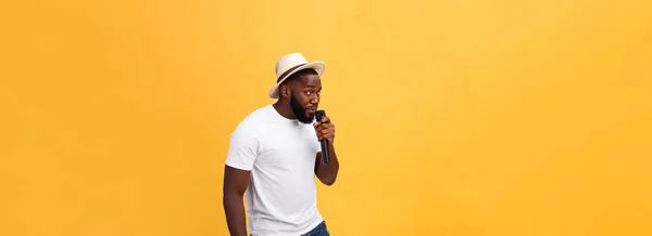 Hezký Americký Mladík Zpívá Emocionální Mikrofonem Izolované Žlutém Pozadí Pohybu — Stock fotografie