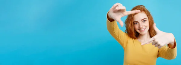 Portrait Young Beautiful Ginger Woman Freckles Cheerfuly Smiling Making Camera — Stock Photo, Image