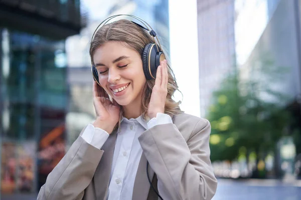 Retrato Mujer Corporativa Sonriente Chica Traje Escuchando Música Auriculares Sentada —  Fotos de Stock