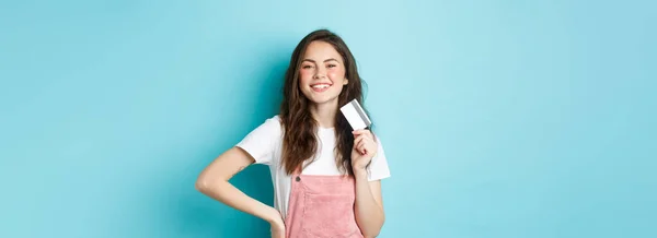 Plastik Kredi Kartı Tutan Neşeli Modern Kız Kameraya Gülümseyen Alışverişe — Stok fotoğraf
