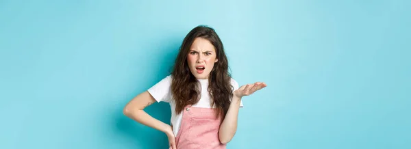 Image Confused Annoyed Young Woman Raising Hand Pointing Something Terrible — ストック写真