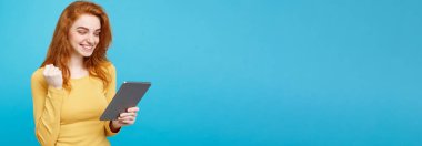 İnsan ve teknoloji kavramı - portre genç güzel çekici Dişileştirilmiş kız dijital masada bir şey yeme içme ile gülümseyen mutlu yakın. Mavi Pastel renkli. Kopya alanı.