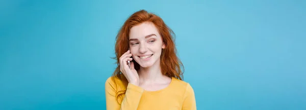 Életmód Technológia Koncepció Portré Vidám Boldog Gyömbér Vörös Hajú Lány — Stock Fotó