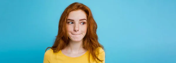 Retrato Pelirroja Feliz Chica Pelo Rojo Con Pecas Sonriendo Mirando —  Fotos de Stock