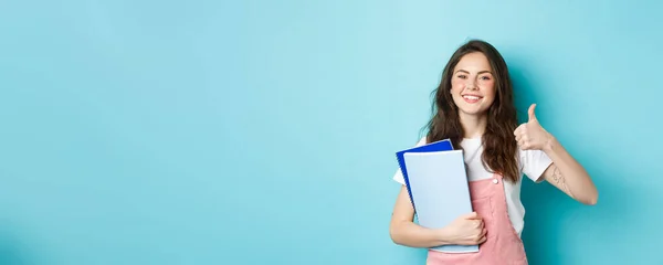 Fiatal Részt Tanfolyamok Lány Diák Tanul Gazdaság Notebook Mutatja Hüvelykujj — Stock Fotó
