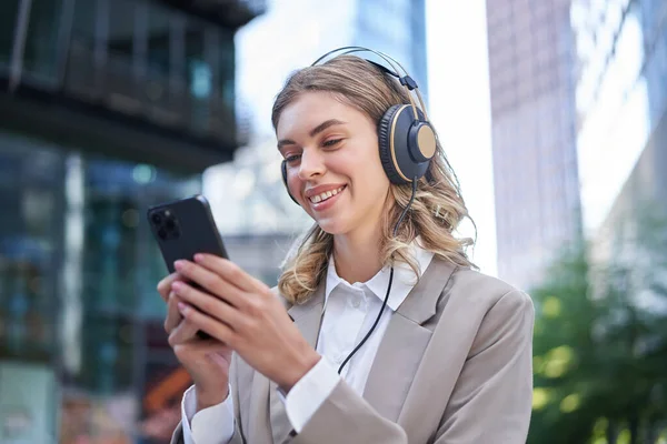 Retrato Una Joven Empresaria Sonriente Escuchando Música Auriculares Usando Teléfono —  Fotos de Stock