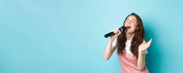 Красивая Женщина Исполняет Песню Страстно Поет Микрофон Играет Караоке Стоит — стоковое фото