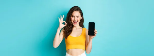 Mira Esto Mujer Guapa Con Sonrisa Atrevida Guiño Mostrando Signo —  Fotos de Stock