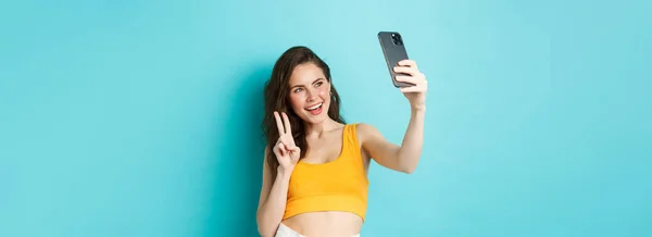 Tecnología Concepto Estilo Vida Elegante Joven Mujer Tomando Selfie Ropa —  Fotos de Stock