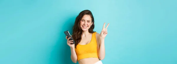 Technology Lifestyle Concept Beautiful Cheerful Girl Sending Positive Vibes Smiling — Stock Photo, Image