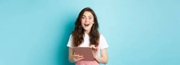 Spännande Leende Kvinna Som Håller Digital Tablett Stirrar Förvånad Över — Stockfoto