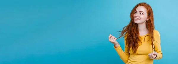 Retrato Chica Pelirroja Feliz Pelo Rojo Con Pecas Sonriendo Mirando — Foto de Stock