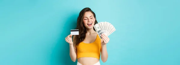 Boa Aparência Sorridente Menina Segurando Cartão Crédito Olhando Satisfeito Determinado — Fotografia de Stock