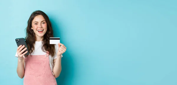 Elegante Mujer Joven Compras Línea Que Muestra Tarjeta Crédito Plástico —  Fotos de Stock