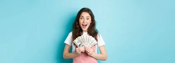 Возбужденная Милая Женщина Выигрывает Деньги Держа Долларовые Купюры Улыбаясь Удивлен — стоковое фото