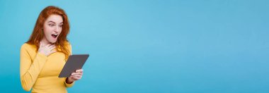 İnsan ve teknoloji kavramı - portre genç güzel çekici Dişileştirilmiş kız dijital masada bir şey yeme içme ile gülümseyen mutlu yakın. Mavi Pastel renkli. Kopya alanı.