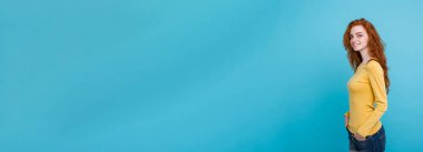 Yaşam tarzı kavramı - portre genç güzel çekici Kızıl kızıl saçlı kız saçını utangaçlık ile oynamaktan yakından. Mavi Pastel renkli. Kopya alanı.