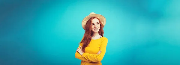 Conceito Viagem Close Retrato Jovem Bela Menina Ruiva Atraente Wtih — Fotografia de Stock