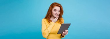 İnsan ve teknoloji kavramı - portre genç güzel çekici Dişileştirilmiş kız dijital masada bir şey yeme içme ile gülümseyen mutlu yakın. Mavi Pastel renkli. Kopya alanı.