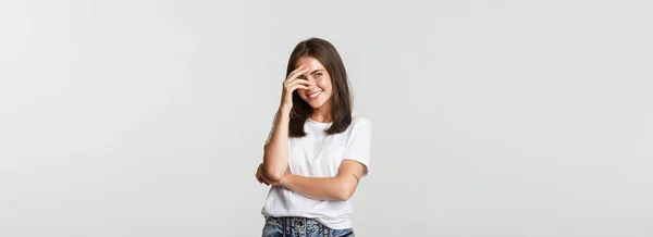 Flirty Mooi Meisje Cover Gezicht Met Hand Terwijl Lachen Kijken — Stockfoto