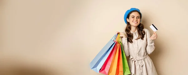 Portrat Trendy Feminine Girl Posing Shopping Bags Store Credit Card — Stock fotografie