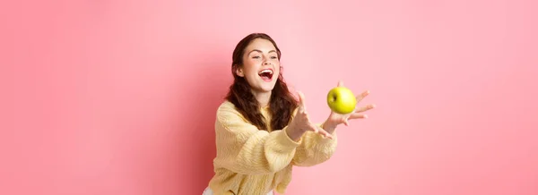 Feliz Linda Chica Atrapa Una Manzana Ríe Tiempo Para Almuerzo —  Fotos de Stock